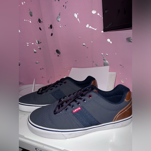Levi's Other - Men’s LEVIS Navy blue/brown comfort sneakers size 9